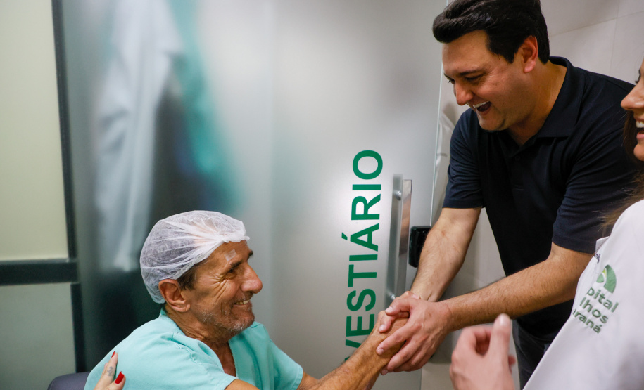 O governador também visitou o Hospital de Olhos Norte Pioneiro, que atende cerca de 40 municípios das regiões de Jacarezinho e Cornélio Procópio e faz 4,5 mil consultas, mil cirurgias, 2 mil atendimentos especializados em retina e 500 exames mensalmente.