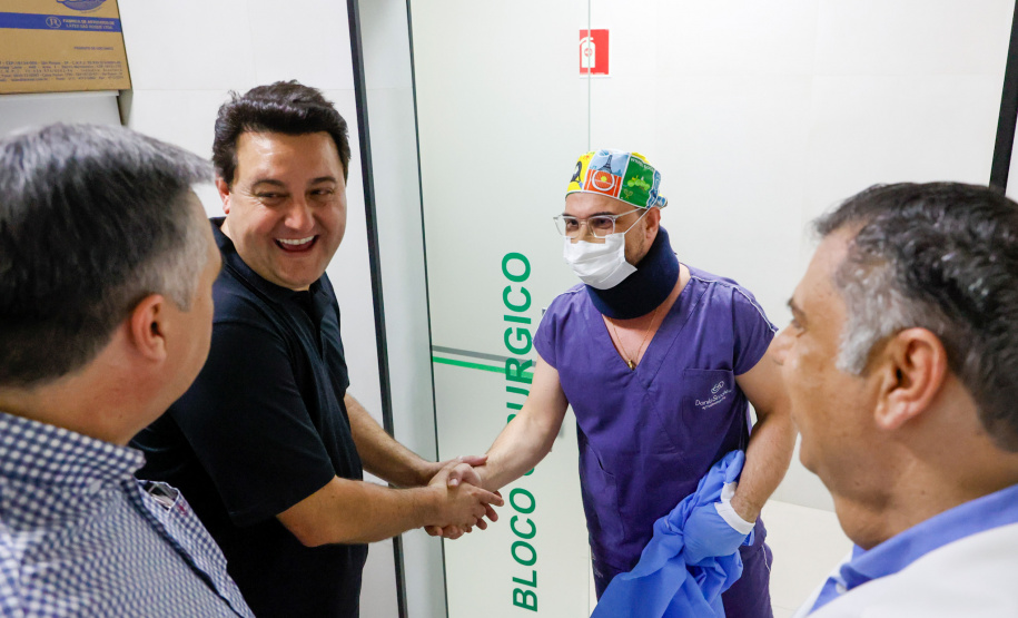 O governador também visitou o Hospital de Olhos Norte Pioneiro, que atende cerca de 40 municípios das regiões de Jacarezinho e Cornélio Procópio e faz 4,5 mil consultas, mil cirurgias, 2 mil atendimentos especializados em retina e 500 exames mensalmente.