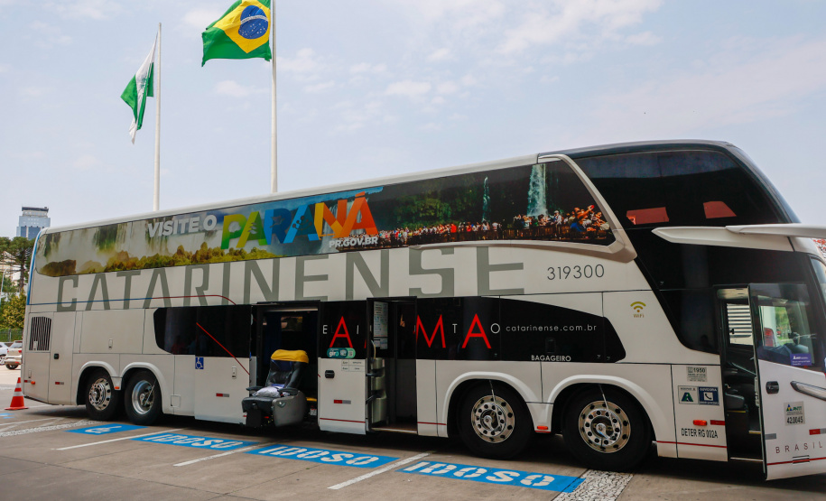 Governador conhece os ônibus que vão promover o turismo no Paraná pelas rodovias do Brasil.