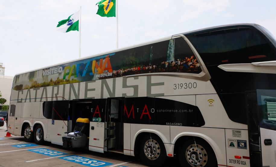 Governador conhece os ônibus que vão promover o turismo no Paraná pelas rodovias do Brasil.