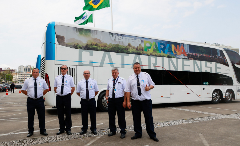 Governador conhece os ônibus que vão promover o turismo no Paraná pelas rodovias do Brasil.