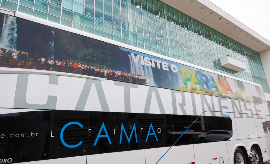 Governador conhece os ônibus que vão promover o turismo no Paraná pelas rodovias do Brasil.