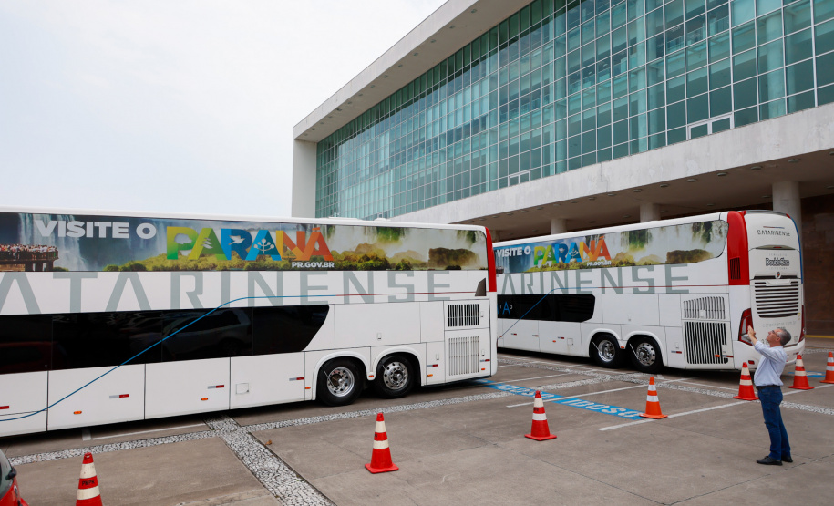 Governador conhece os ônibus que vão promover o turismo no Paraná pelas rodovias do Brasil.
