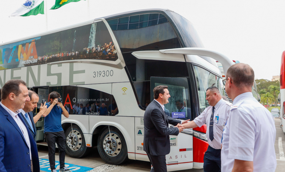 Governador conhece os ônibus que vão promover o turismo no Paraná pelas rodovias do Brasil.