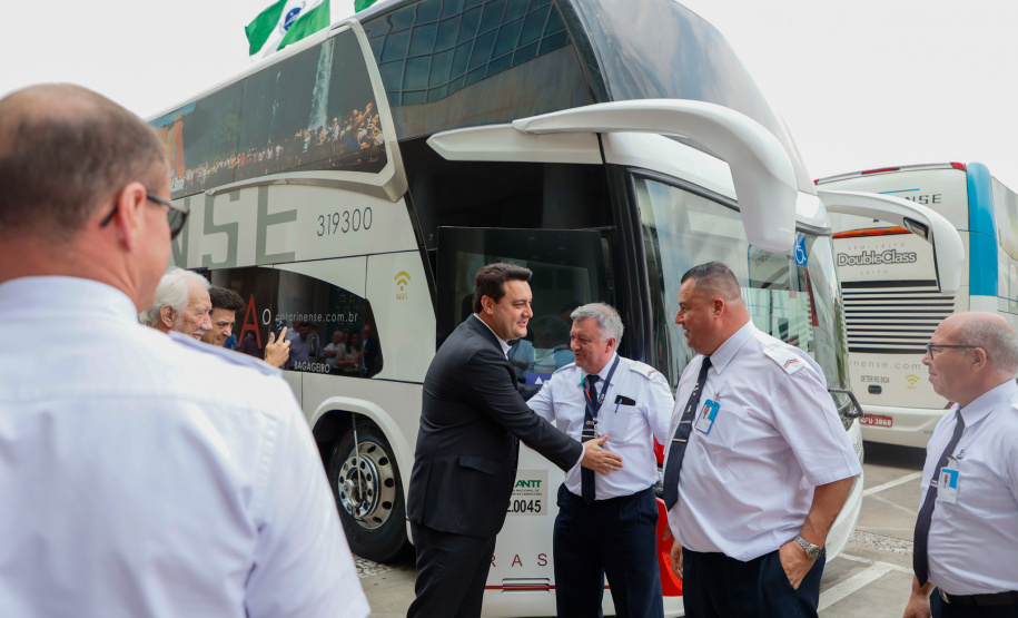 Governador conhece os ônibus que vão promover o turismo no Paraná pelas rodovias do Brasil.