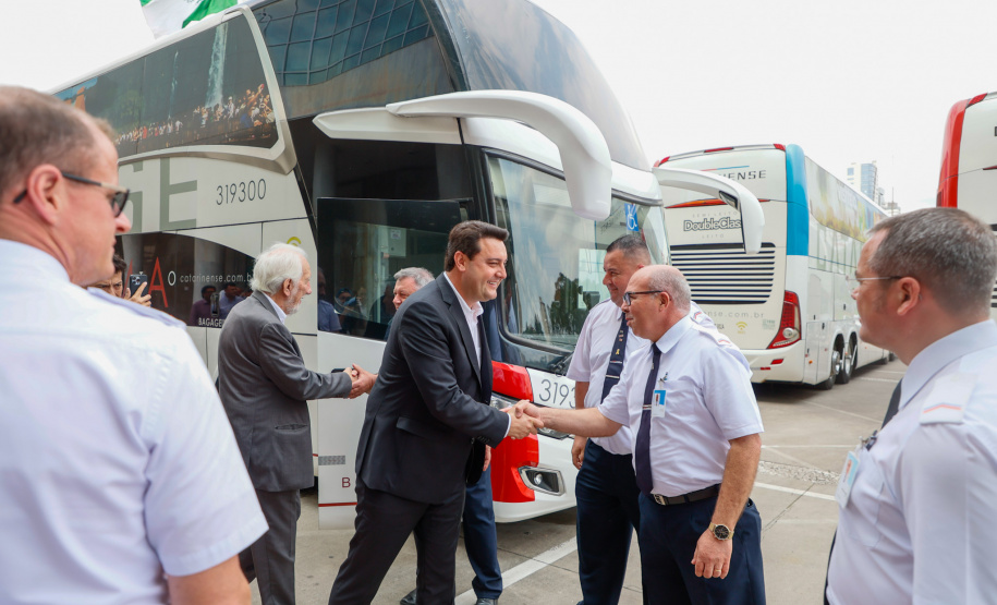 Governador conhece os ônibus que vão promover o turismo no Paraná pelas rodovias do Brasil.