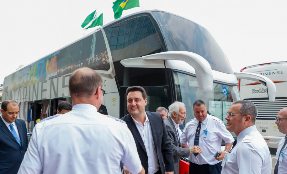 Governador conhece os ônibus que vão promover o turismo no Paraná pelas rodovias do Brasil.