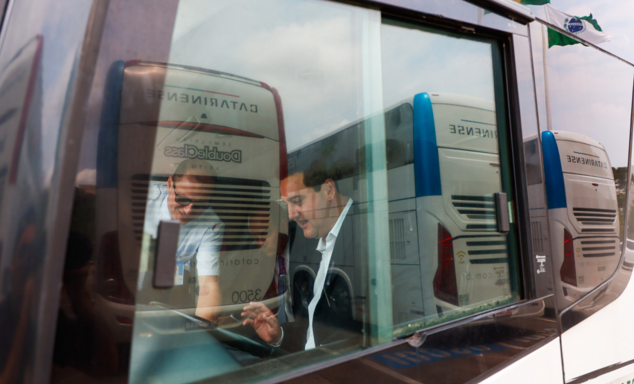 Governador conhece os ônibus que vão promover o turismo no Paraná pelas rodovias do Brasil.