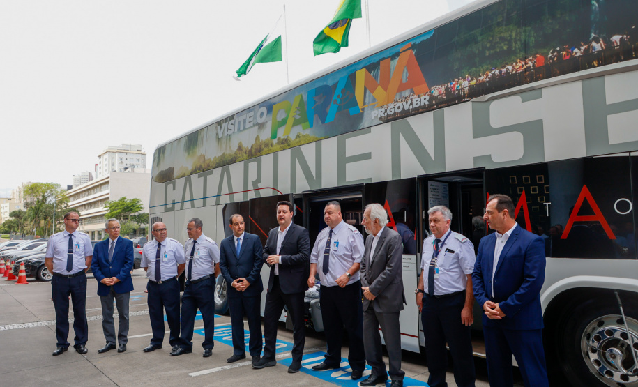 Governador conhece os ônibus que vão promover o turismo no Paraná pelas rodovias do Brasil.