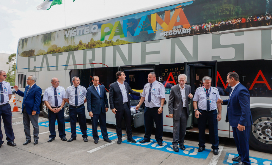 Governador conhece os ônibus que vão promover o turismo no Paraná pelas rodovias do Brasil.