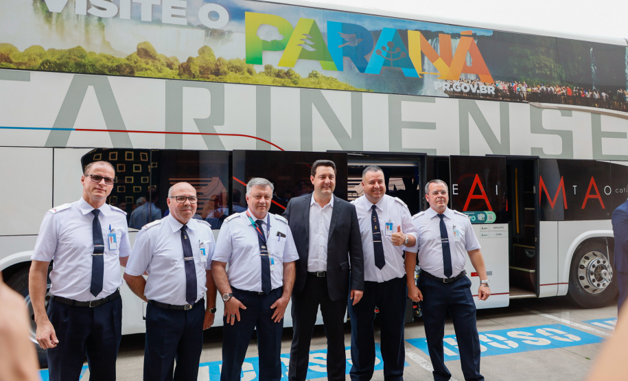 Governador conhece os ônibus que vão promover o turismo no Paraná pelas rodovias do Brasil.
