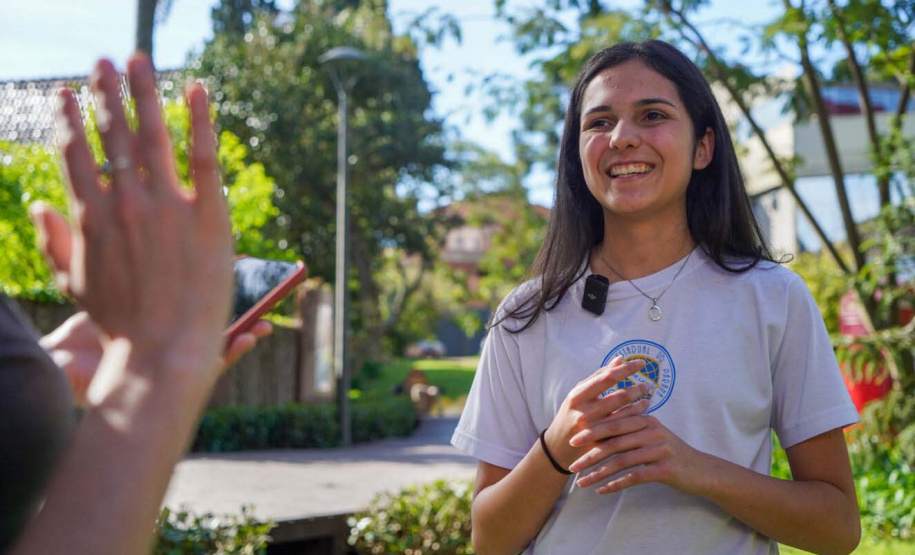 Alunos de Curitiba dão entrada na documentação para retirada do passaporta