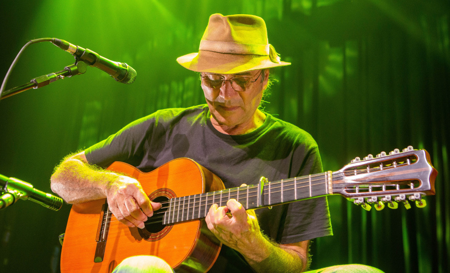Almir Sater traz ao Guairão um show que agrega diversos estilos musicais