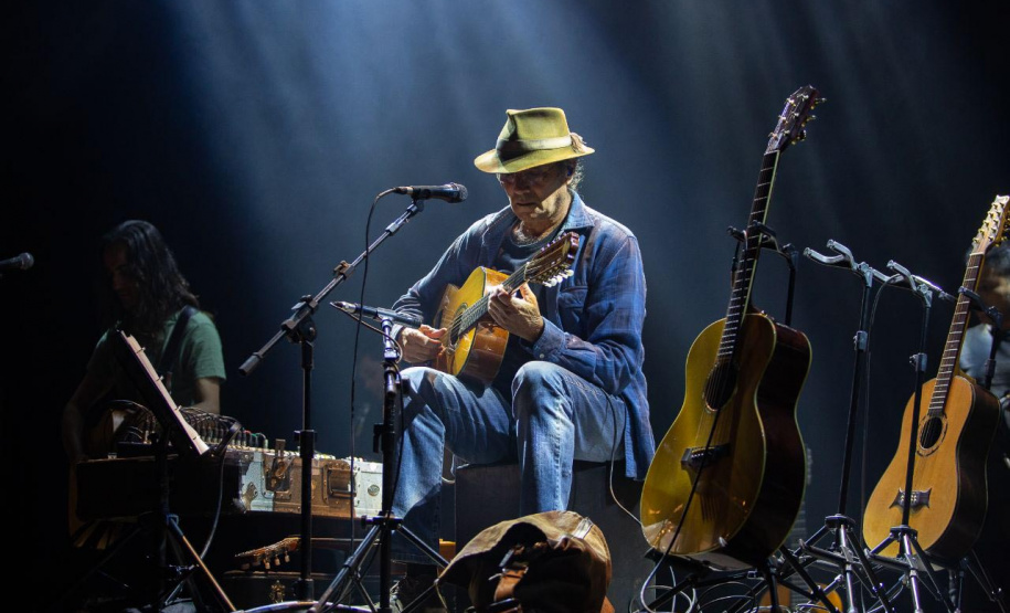 Almir Sater traz ao Guairão um show que agrega diversos estilos musicais