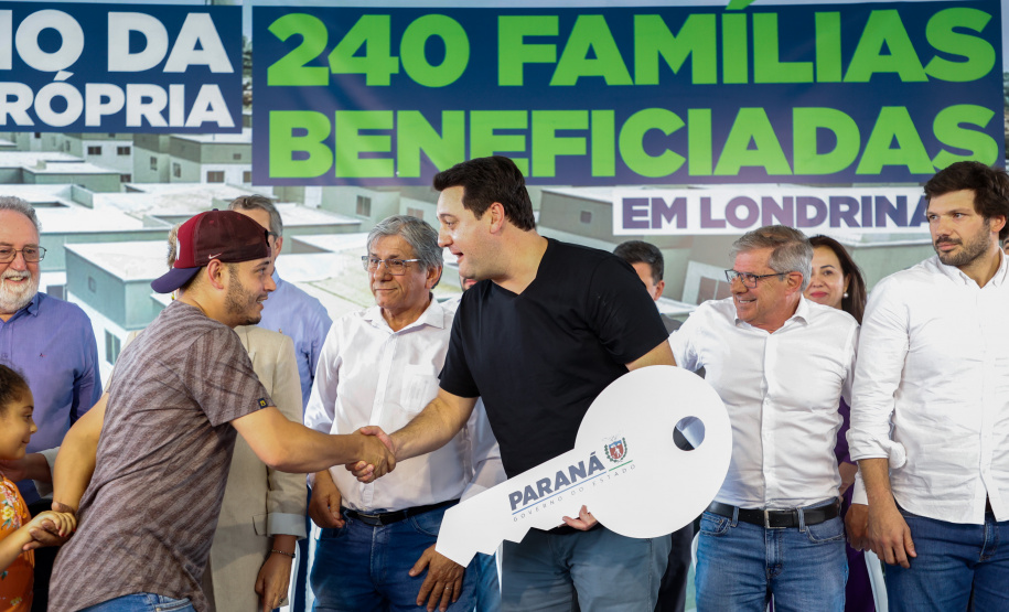 Governador Carlos Massa Ratinho Jr inaugura 240 apartamentos, dos quais 166 receberam subsídio do Governo do Estado, totalizando R$ 2,5 milhões de investimento.