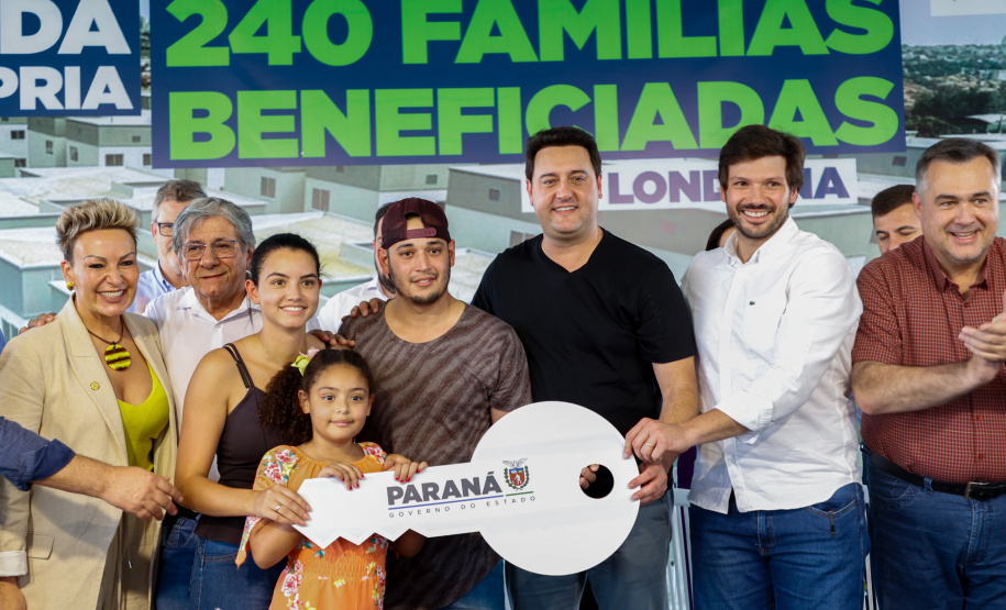 Governador Carlos Massa Ratinho Jr inaugura 240 apartamentos, dos quais 166 receberam subsídio do Governo do Estado, totalizando R$ 2,5 milhões de investimento.