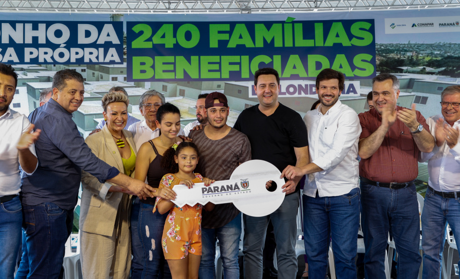 Governador Carlos Massa Ratinho Jr inaugura 240 apartamentos, dos quais 166 receberam subsídio do Governo do Estado, totalizando R$ 2,5 milhões de investimento.