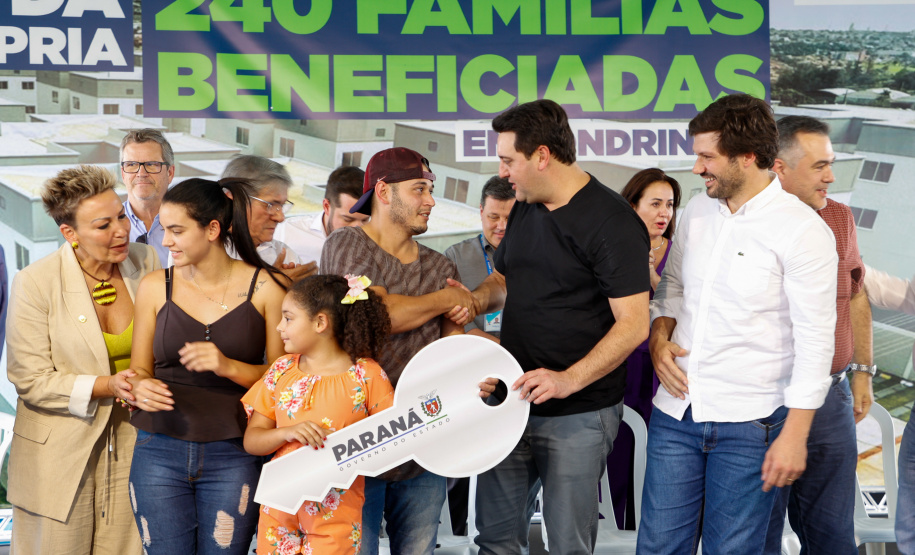 Governador Carlos Massa Ratinho Jr inaugura 240 apartamentos, dos quais 166 receberam subsídio do Governo do Estado, totalizando R$ 2,5 milhões de investimento.