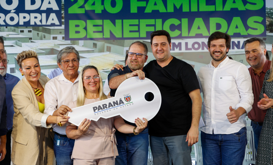 Governador Carlos Massa Ratinho Jr inaugura 240 apartamentos, dos quais 166 receberam subsídio do Governo do Estado, totalizando R$ 2,5 milhões de investimento.