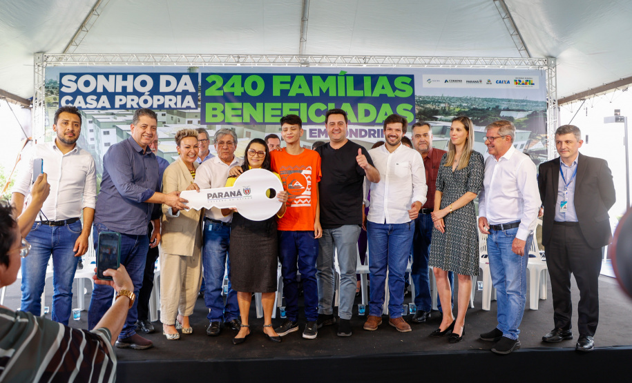 Governador Carlos Massa Ratinho Jr inaugura 240 apartamentos, dos quais 166 receberam subsídio do Governo do Estado, totalizando R$ 2,5 milhões de investimento.