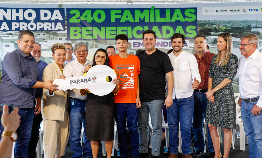 Governador Carlos Massa Ratinho Jr inaugura 240 apartamentos, dos quais 166 receberam subsídio do Governo do Estado, totalizando R$ 2,5 milhões de investimento.