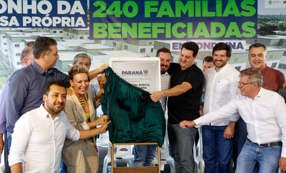 Governador Carlos Massa Ratinho Jr inaugura 240 apartamentos, dos quais 166 receberam subsídio do Governo do Estado, totalizando R$ 2,5 milhões de investimento.