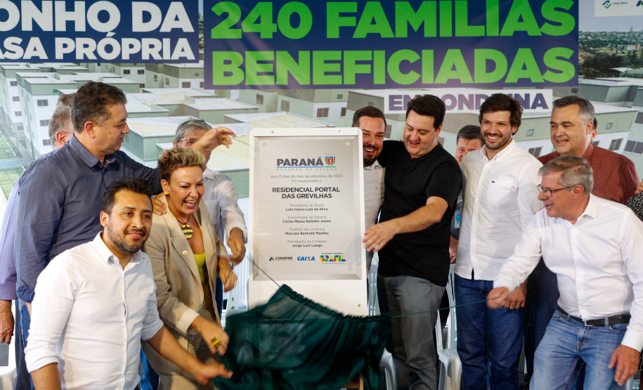 Governador Carlos Massa Ratinho Jr inaugura 240 apartamentos, dos quais 166 receberam subsídio do Governo do Estado, totalizando R$ 2,5 milhões de investimento.