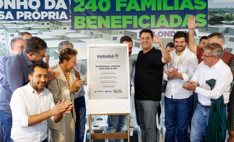 Governador Carlos Massa Ratinho Jr inaugura 240 apartamentos, dos quais 166 receberam subsídio do Governo do Estado, totalizando R$ 2,5 milhões de investimento.