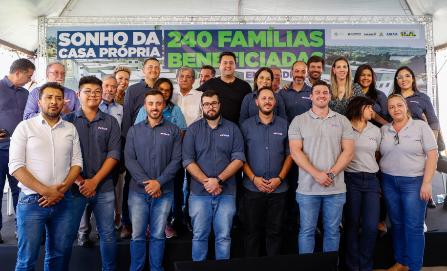 Governador Carlos Massa Ratinho Jr inaugura 240 apartamentos, dos quais 166 receberam subsídio do Governo do Estado, totalizando R$ 2,5 milhões de investimento.