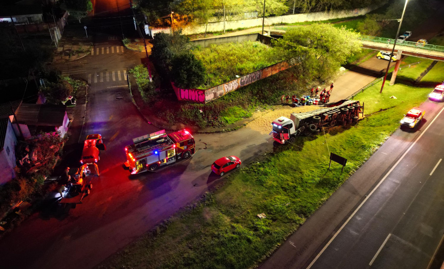 Polícia Militar encontra 3,2 toneladas de maconha em carreta tombada em Cascavel
