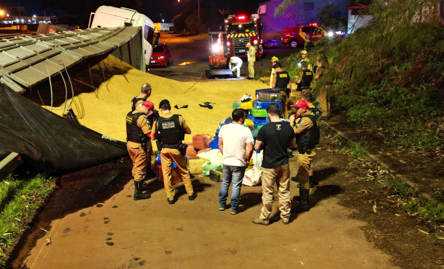 Polícia Militar encontra 3,2 toneladas de maconha em carreta tombada em Cascavel