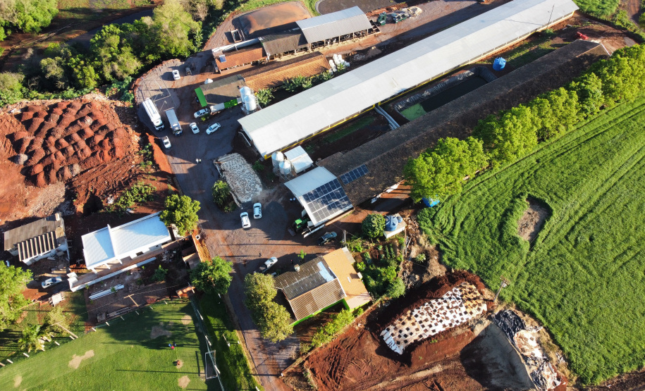 inauguração de mais um sistema para a produção de biogás e biometano, instalado na Granja Angst, em Toledo, no Oeste do Paraná.