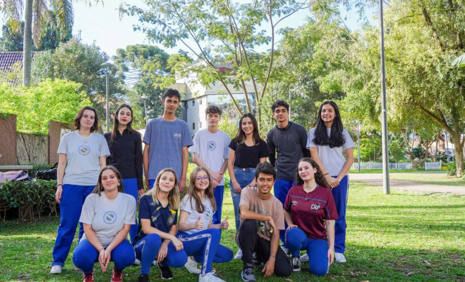 Alunos de Curitiba dão entrada na documentação para retirada do passaporta