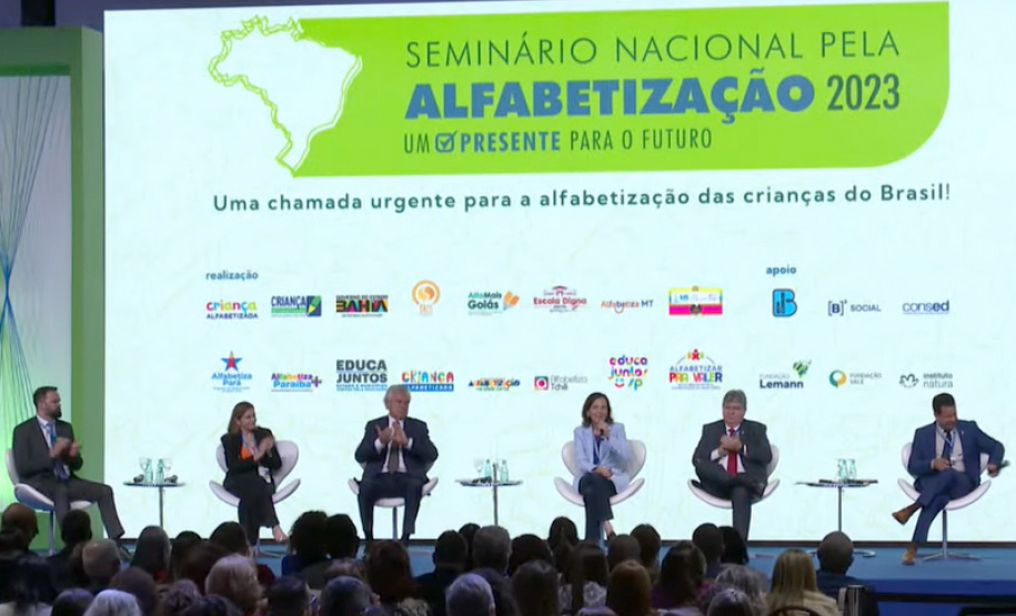 Com Educa Juntos, Paraná leva parceria com municípios a fórum nacional de alfabetização