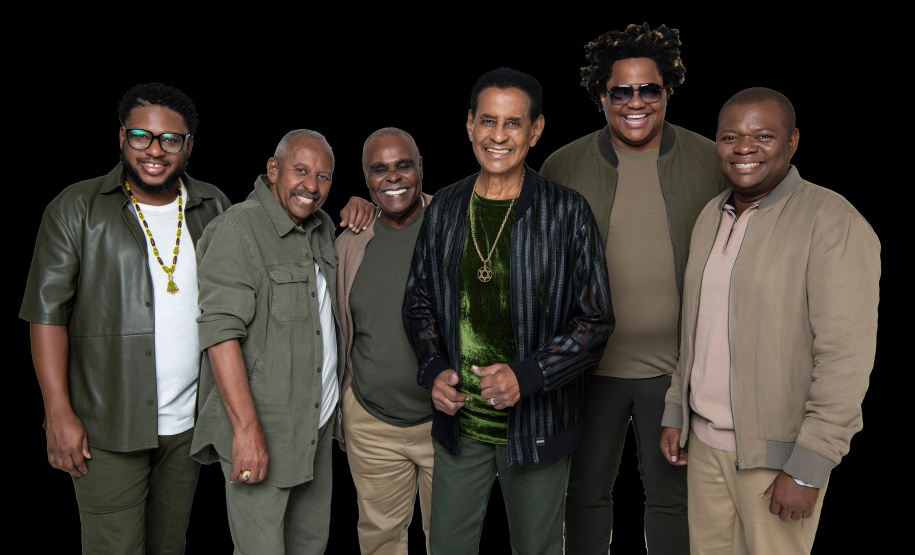 Fundo de Quintal revive sucessos dos 45 Anos no palco do Guairão