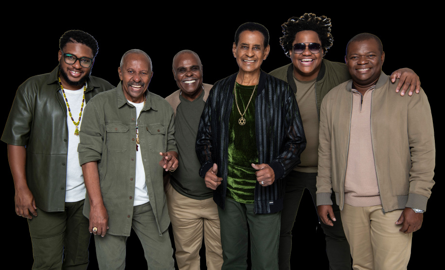 Fundo de Quintal revive sucessos dos 45 Anos no palco do Guairão