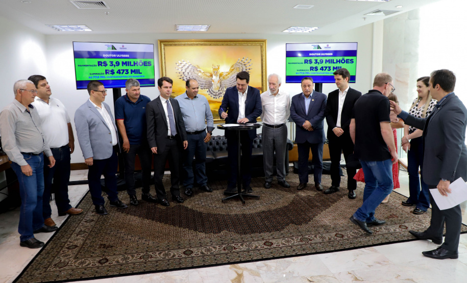 Governador Carlos Massa Ratinho Jr assina liberação de recursos para prefeituras do paraná/Projeto Asfalto Novo Vida Nova -