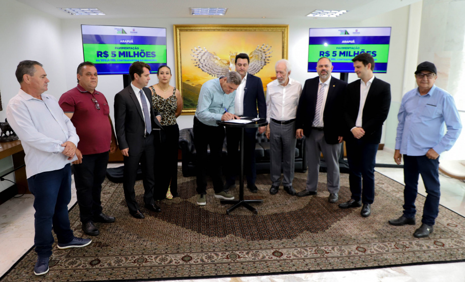 Governador Carlos Massa Ratinho Jr assina liberação de recursos para prefeituras do paraná/Projeto Asfalto Novo Vida Nova -