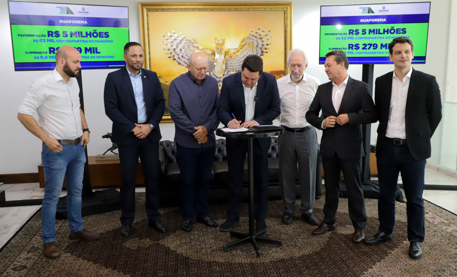 Governador Carlos Massa Ratinho Jr assina liberação de recursos para prefeituras do paraná/Projeto Asfalto Novo Vida Nova -