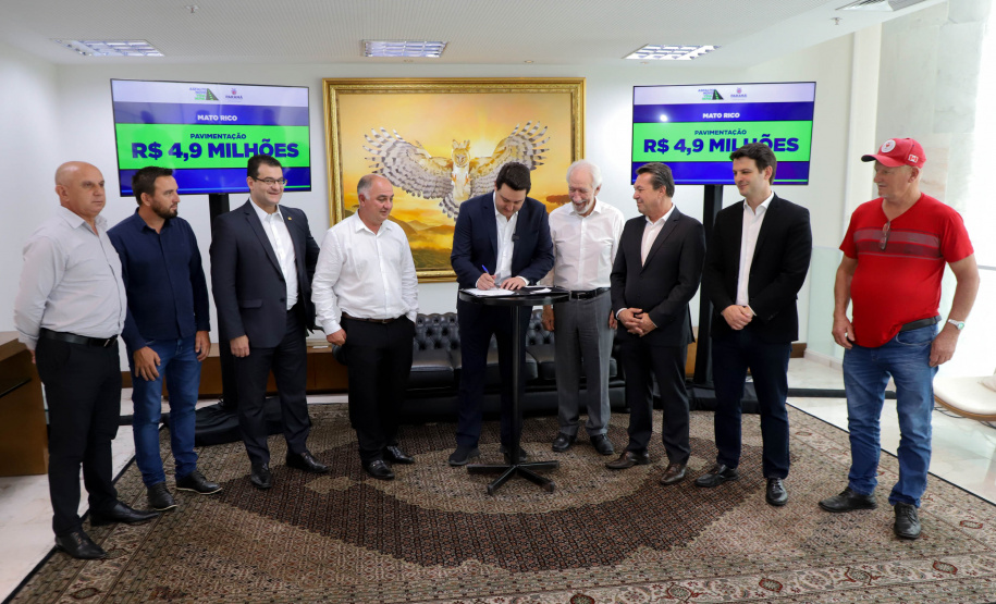 Governador Carlos Massa Ratinho Jr assina liberação de recursos para prefeituras do paraná/Projeto Asfalto Novo Vida Nova -