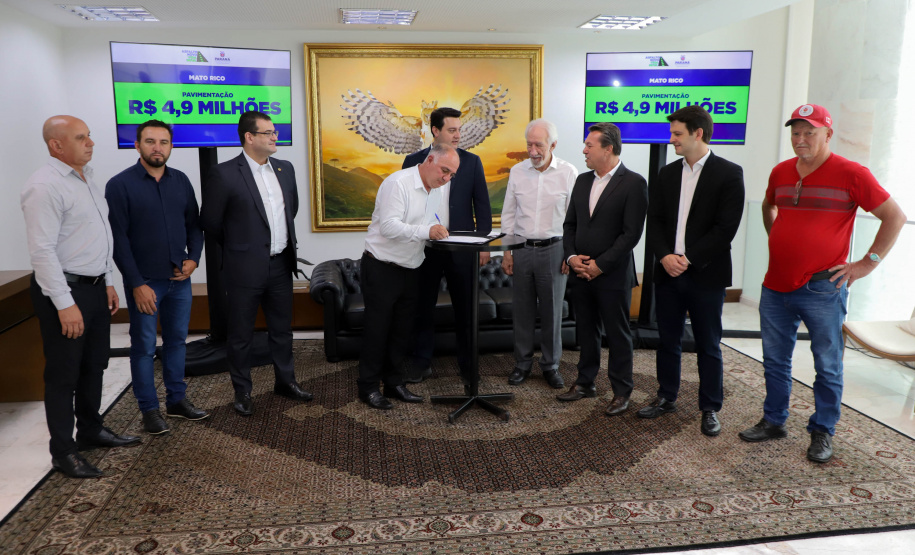 Governador Carlos Massa Ratinho Jr assina liberação de recursos para prefeituras do paraná/Projeto Asfalto Novo Vida Nova -