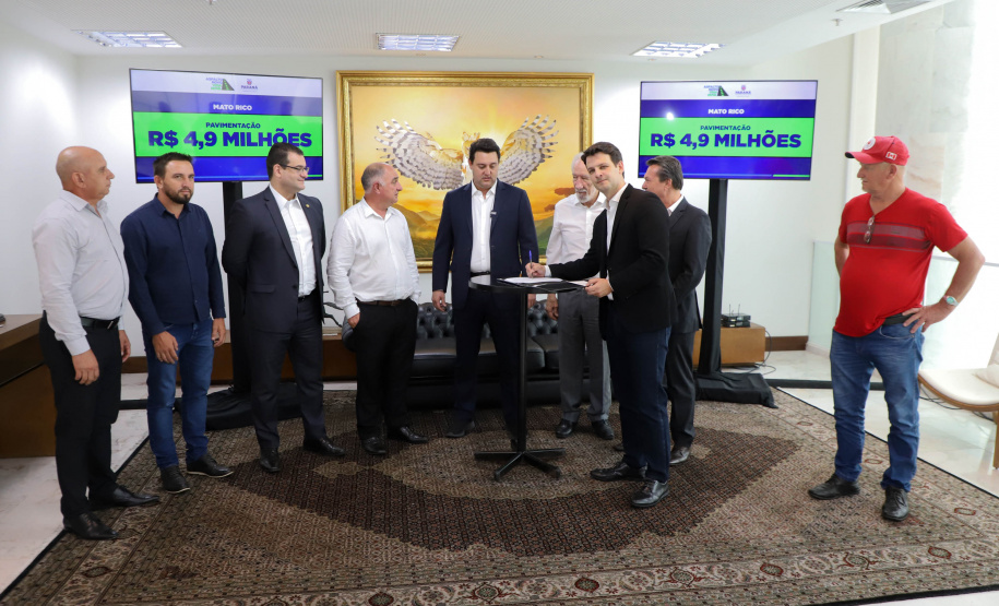 Governador Carlos Massa Ratinho Jr assina liberação de recursos para prefeituras do paraná/Projeto Asfalto Novo Vida Nova -