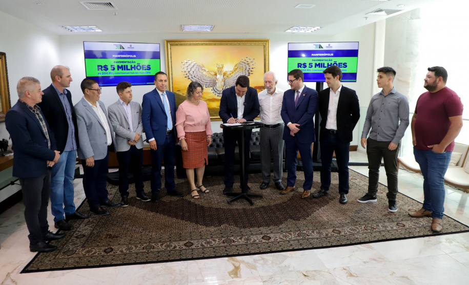 Governador Carlos Massa Ratinho Jr assina liberação de recursos para prefeituras do paraná/Projeto Asfalto Novo Vida Nova -