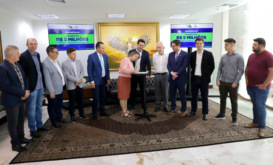 Governador Carlos Massa Ratinho Jr assina liberação de recursos para prefeituras do paraná/Projeto Asfalto Novo Vida Nova -