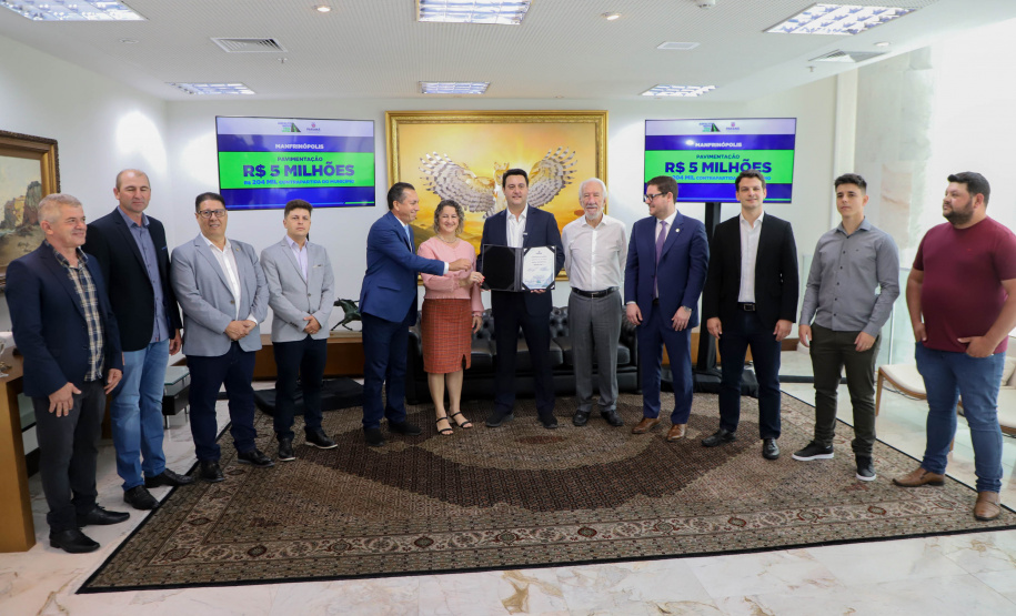 Governador Carlos Massa Ratinho Jr assina liberação de recursos para prefeituras do paraná/Projeto Asfalto Novo Vida Nova -