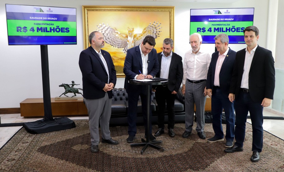 Governador Carlos Massa Ratinho Jr assina liberação de recursos para prefeituras do paraná/Projeto Asfalto Novo Vida Nova -
