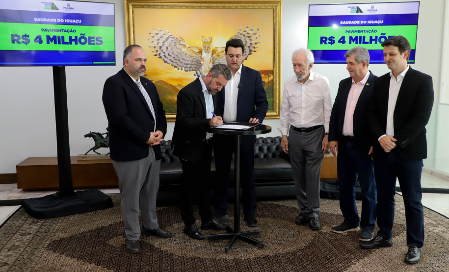 Governador Carlos Massa Ratinho Jr assina liberação de recursos para prefeituras do paraná/Projeto Asfalto Novo Vida Nova -