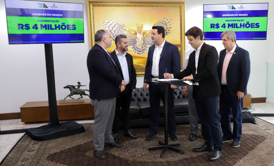 Governador Carlos Massa Ratinho Jr assina liberação de recursos para prefeituras do paraná/Projeto Asfalto Novo Vida Nova -