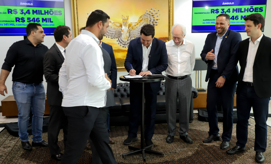 Governador Carlos Massa Ratinho Jr assina liberação de recursos para prefeituras do paraná/Projeto Asfalto Novo Vida Nova -