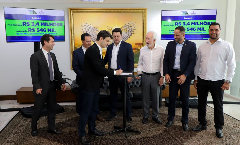 Governador Carlos Massa Ratinho Jr assina liberação de recursos para prefeituras do paraná/Projeto Asfalto Novo Vida Nova -